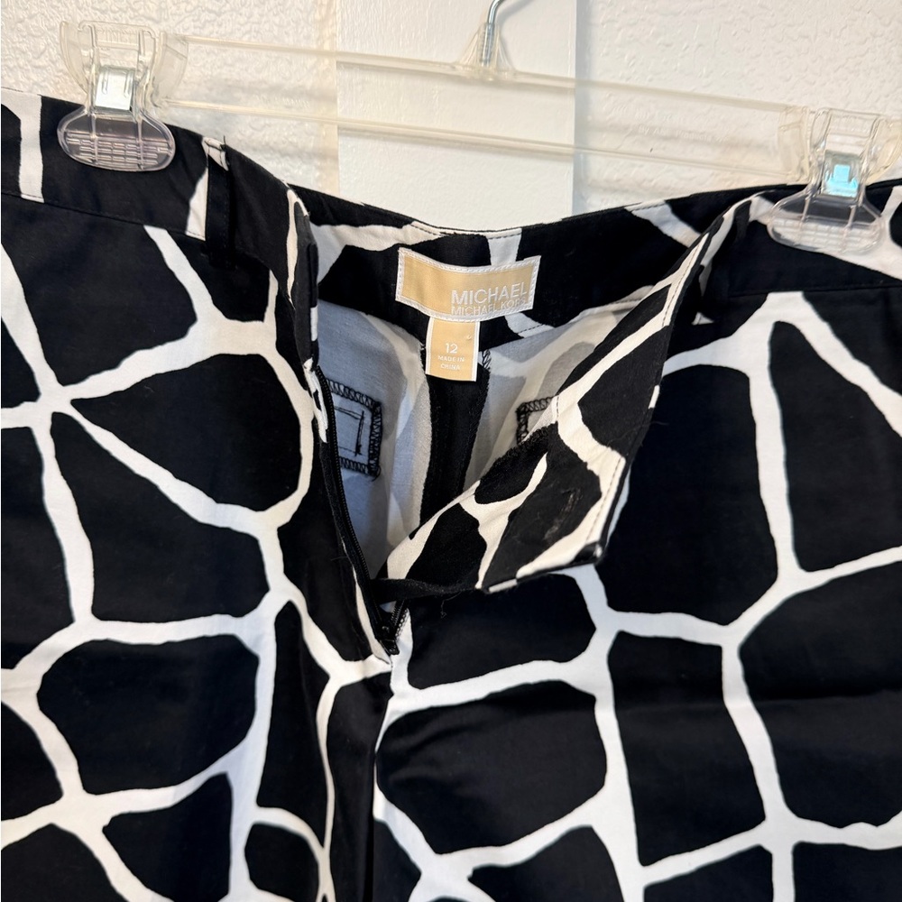 Michael Kors Black and White Patterned Women Shorts - Picture 15 of 16
